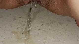 Girl pisses in tub