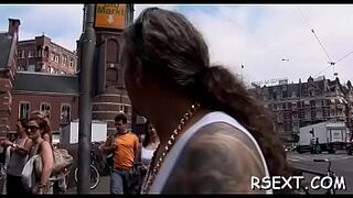 Sexy ass babe sucks one-eyed monster